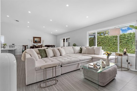 House in Miami, Florida 3 bedrooms, 188.41 sq.m. № 1929442 - photo 10