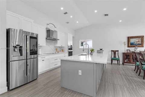 House in Miami, Florida 3 bedrooms, 188.41 sq.m. № 1929442 - photo 12