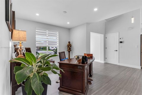 House in Miami, Florida 3 bedrooms, 188.41 sq.m. № 1929442 - photo 6