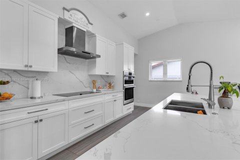 House in Miami, Florida 3 bedrooms, 188.41 sq.m. № 1929442 - photo 14