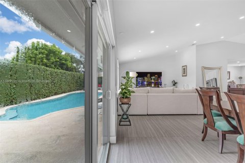 House in Miami, Florida 3 bedrooms, 188.41 sq.m. № 1929442 - photo 20