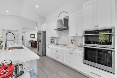 House in Miami, Florida 3 bedrooms, 188.41 sq.m. № 1929442 - photo 17