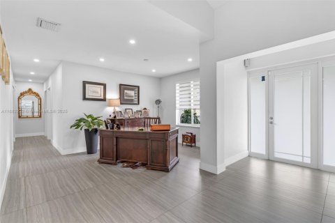 House in Miami, Florida 3 bedrooms, 188.41 sq.m. № 1929442 - photo 5