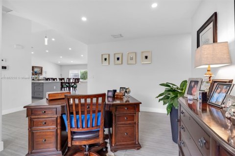 House in Miami, Florida 3 bedrooms, 188.41 sq.m. № 1929442 - photo 7