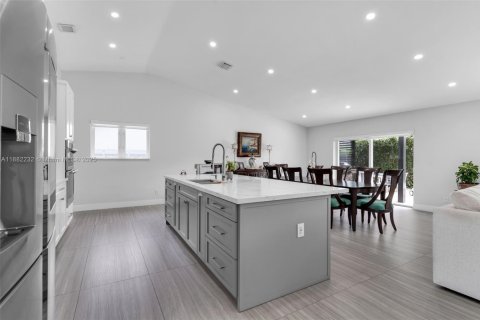 House in Miami, Florida 3 bedrooms, 188.41 sq.m. № 1929442 - photo 13