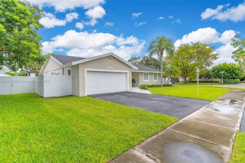 House in Miami, Florida 3 bedrooms, 188.41 sq.m. № 1929442 - photo 3