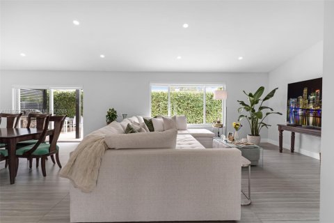 House in Miami, Florida 3 bedrooms, 188.41 sq.m. № 1929442 - photo 11