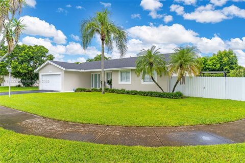 House in Miami, Florida 3 bedrooms, 188.41 sq.m. № 1929442 - photo 2