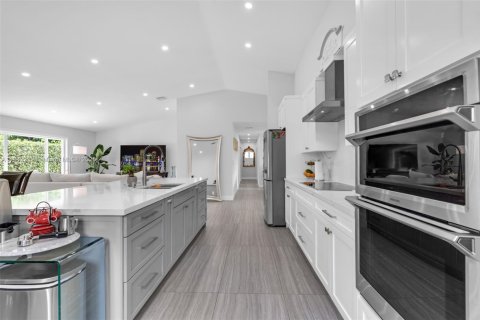 House in Miami, Florida 3 bedrooms, 188.41 sq.m. № 1929442 - photo 15