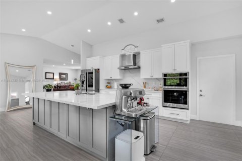 House in Miami, Florida 3 bedrooms, 188.41 sq.m. № 1929442 - photo 16