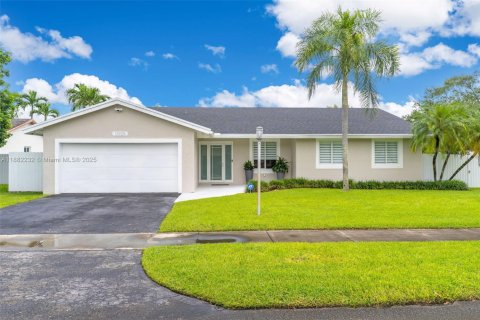 House in Miami, Florida 3 bedrooms, 188.41 sq.m. № 1929442 - photo 1