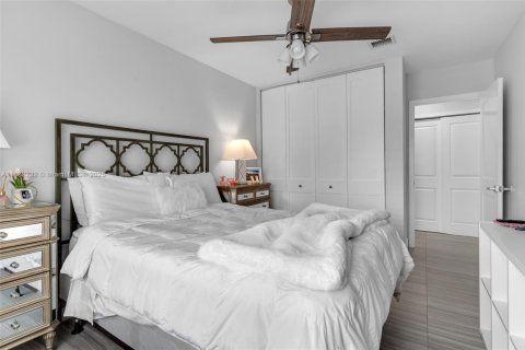 House in Miami, Florida 3 bedrooms, 188.41 sq.m. № 1929442 - photo 27