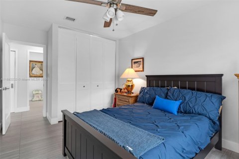 House in Miami, Florida 3 bedrooms, 188.41 sq.m. № 1929442 - photo 29