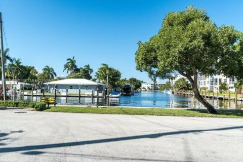 Снять в аренду кондоминиум в Лодердейл-бай-те-Си, Флорида 1 спальня, 78.97м2, № 2017574 - фото 3