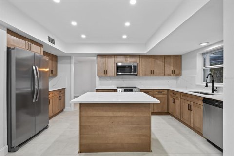 House in Tampa, Florida 4 bedrooms, 206.8 sq.m. № 1805788 - photo 7