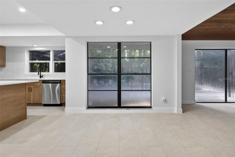 House in Tampa, Florida 4 bedrooms, 206.8 sq.m. № 1805788 - photo 6