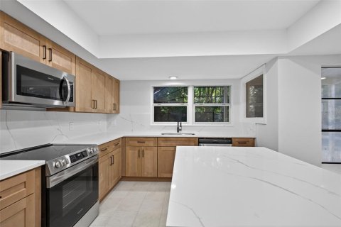 House in Tampa, Florida 4 bedrooms, 206.8 sq.m. № 1805788 - photo 9
