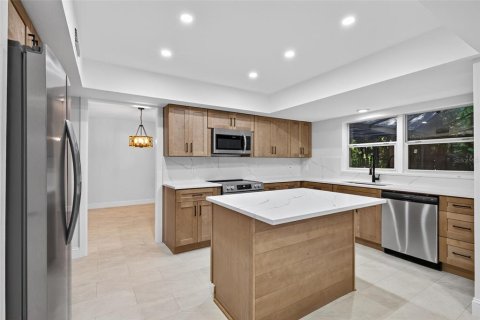 House in Tampa, Florida 4 bedrooms, 206.8 sq.m. № 1805788 - photo 8
