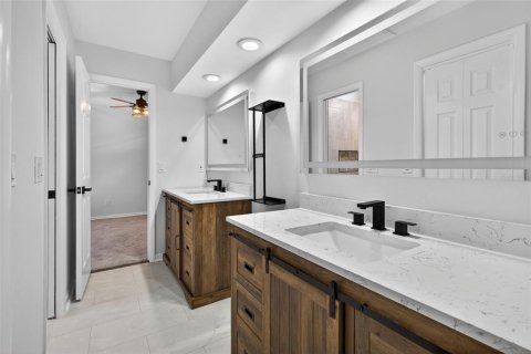 House in Tampa, Florida 4 bedrooms, 206.8 sq.m. № 1805788 - photo 26
