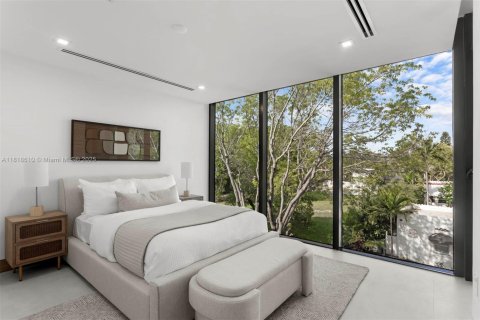 House in Miami, Florida 5 bedrooms, 395.39 sq.m. № 1787066 - photo 14