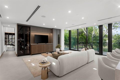 House in Miami, Florida 5 bedrooms, 395.39 sq.m. № 1787066 - photo 6