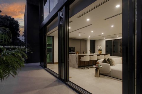 House in Miami, Florida 5 bedrooms, 395.39 sq.m. № 1787066 - photo 3
