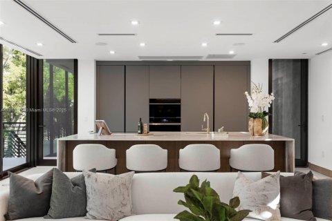 House in Miami, Florida 5 bedrooms, 395.39 sq.m. № 1787066 - photo 5