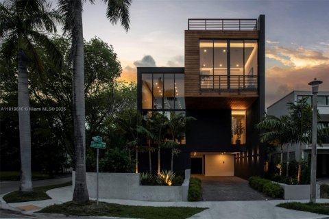 House in Miami, Florida 5 bedrooms, 395.39 sq.m. № 1787066 - photo 22