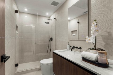 House in Miami, Florida 5 bedrooms, 395.39 sq.m. № 1787066 - photo 15