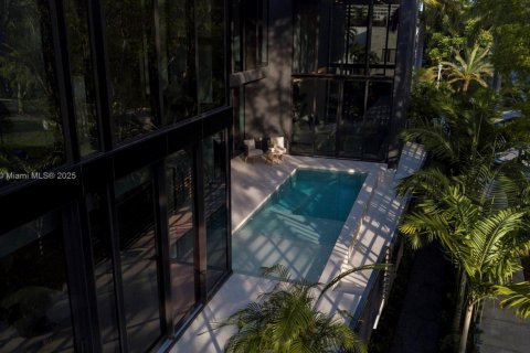 House in Miami, Florida 5 bedrooms, 395.39 sq.m. № 1787066 - photo 19