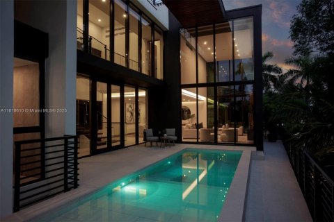 House in Miami, Florida 5 bedrooms, 395.39 sq.m. № 1787066 - photo 2