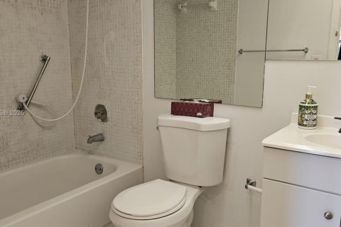 Condo in Sunrise, Florida, 2 bedrooms  № 1865661 - photo 13
