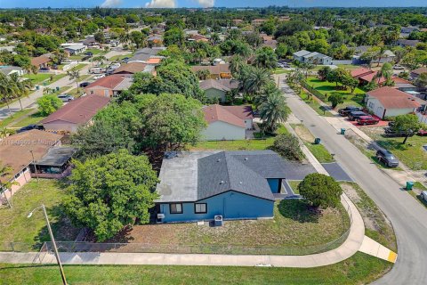 House in Miami Gardens, Florida 4 bedrooms, 161.84 sq.m. № 1854890 - photo 4