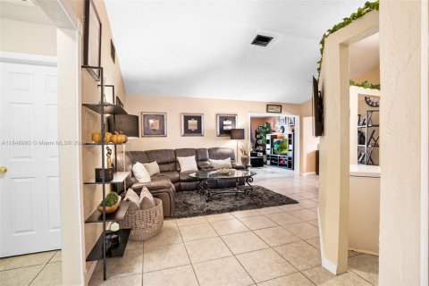 House in Miami Gardens, Florida 4 bedrooms, 161.84 sq.m. № 1854890 - photo 16