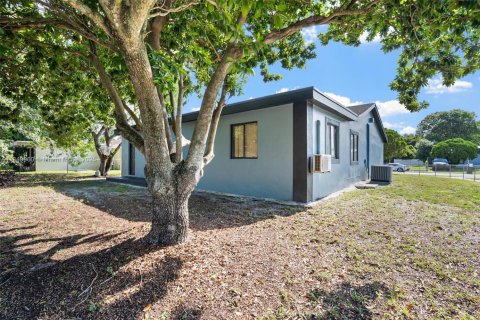 House in Miami Gardens, Florida 4 bedrooms, 161.84 sq.m. № 1854890 - photo 10