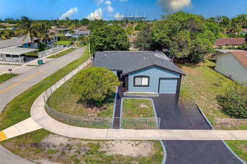 House in Miami Gardens, Florida 4 bedrooms, 161.84 sq.m. № 1854890 - photo 1