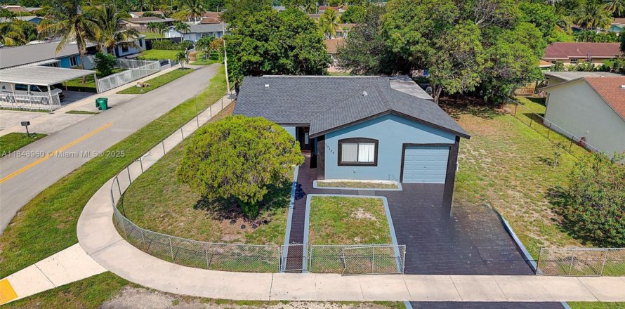 House in Miami Gardens, Florida 4 bedrooms, 161.84 sq.m. № 1854890