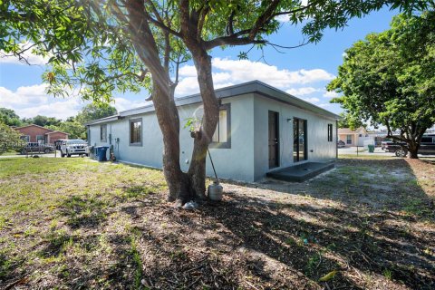 House in Miami Gardens, Florida 4 bedrooms, 161.84 sq.m. № 1854890 - photo 9