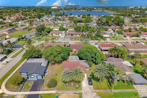 House in Miami Gardens, Florida 4 bedrooms, 161.84 sq.m. № 1854890 - photo 5