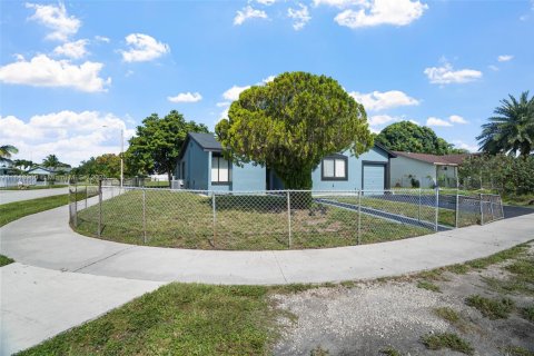 House in Miami Gardens, Florida 4 bedrooms, 161.84 sq.m. № 1854890 - photo 6