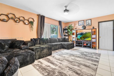 House in Miami Gardens, Florida 4 bedrooms, 161.84 sq.m. № 1854890 - photo 25