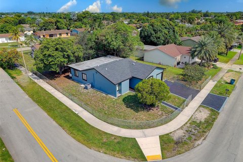 House in Miami Gardens, Florida 4 bedrooms, 161.84 sq.m. № 1854890 - photo 3
