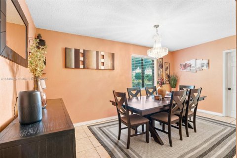 House in Miami Gardens, Florida 4 bedrooms, 161.84 sq.m. № 1854890 - photo 21