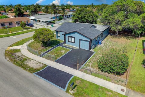 House in Miami Gardens, Florida 4 bedrooms, 161.84 sq.m. № 1854890 - photo 2