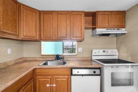 Купить кондоминиум в Майами, Флорида 1 спальня, 71.81м2, № 2038432 - фото 9