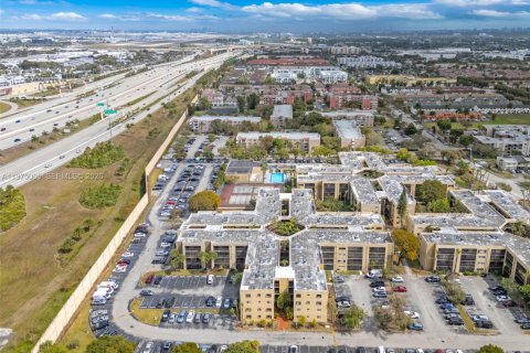 Купить кондоминиум в Майами, Флорида 1 спальня, 71.81м2, № 2038432 - фото 21