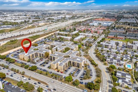 Купить кондоминиум в Майами, Флорида 1 спальня, 71.81м2, № 2038432 - фото 22