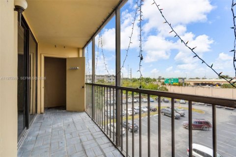 Купить кондоминиум в Майами, Флорида 1 спальня, 71.81м2, № 2038432 - фото 18