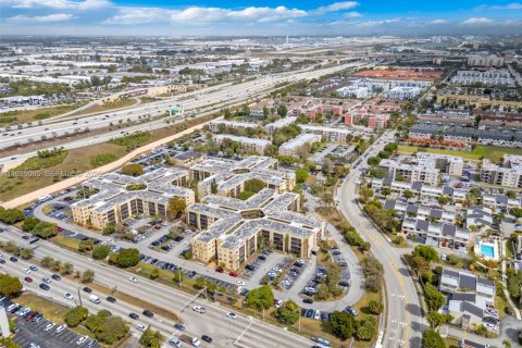 Купить кондоминиум в Майами, Флорида 1 спальня, 71.81м2, № 2038432 - фото 23