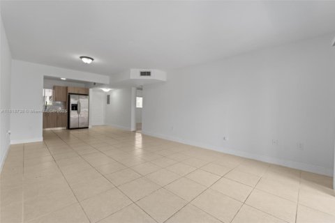 Condominio en venta en Hialeah, Florida, 2 dormitorios, 91.51 m2 № 1776154 - foto 11